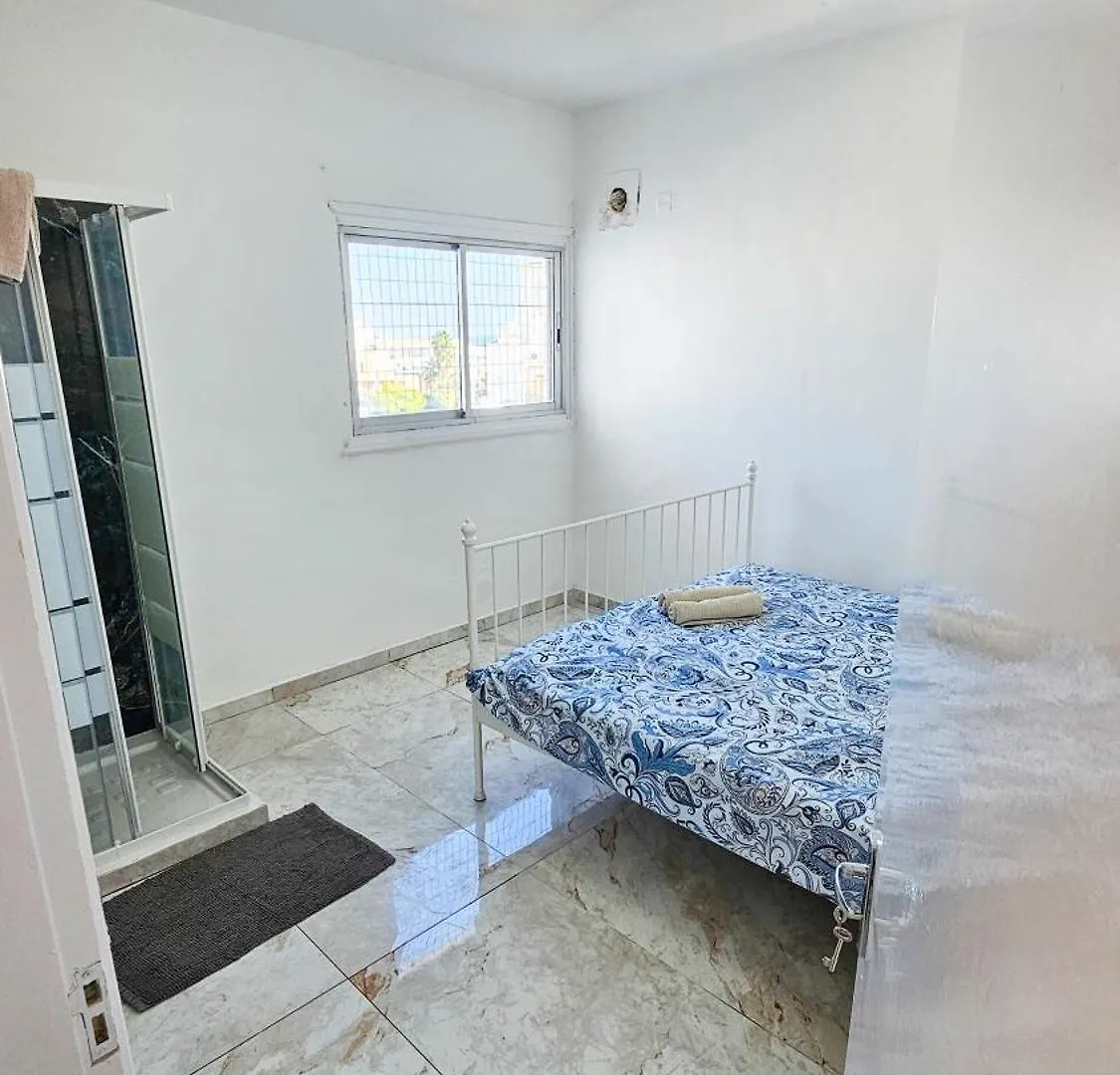 Central Rooms, 500M To Larnaca Marina Apartmán